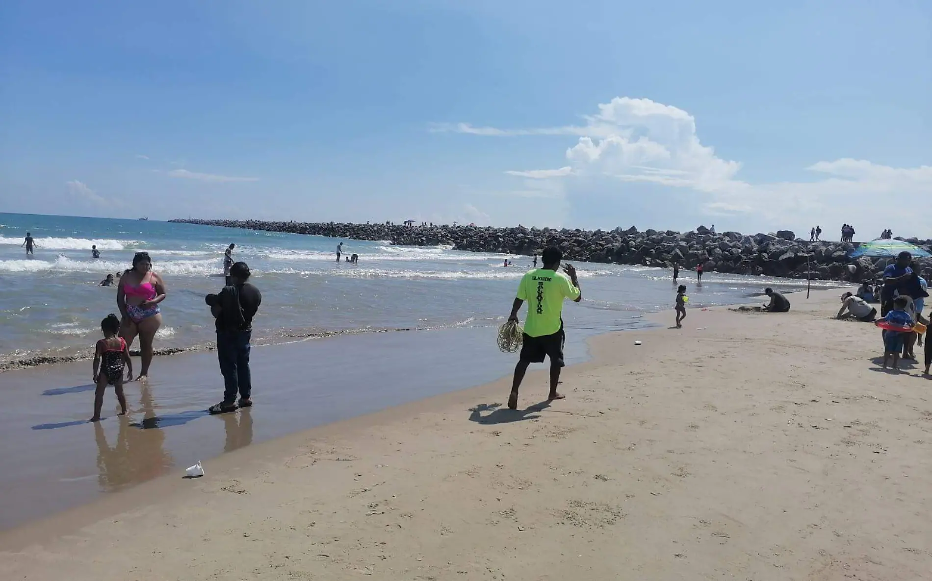 Rescatan a turista de SLP al quedar atrapado en las olas de Playa Miramar 